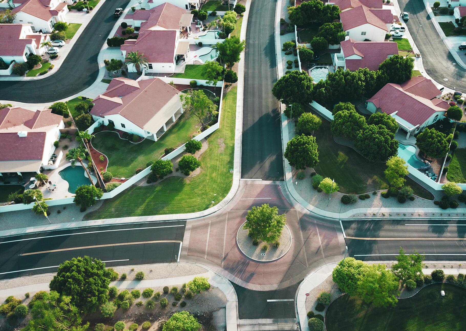 Inmobiliario - Ayudamos a todo tipo de actores en asuntos relacionados con el sector inmobiliario: inversores, vendedores, inmobiliarias, constructores o arrendadores y arrendatarios.
